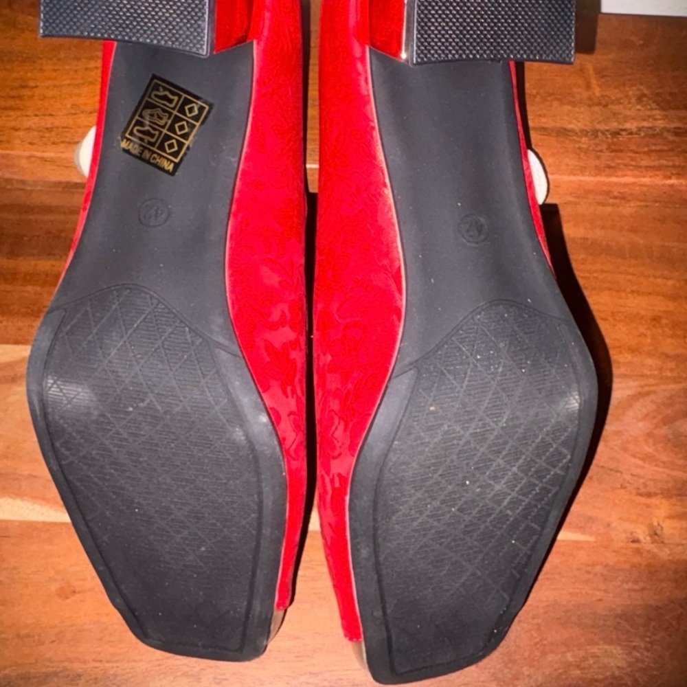 Elegant Red Mary Jane Heels with Gold Cap Toe - Picture 4 of 4